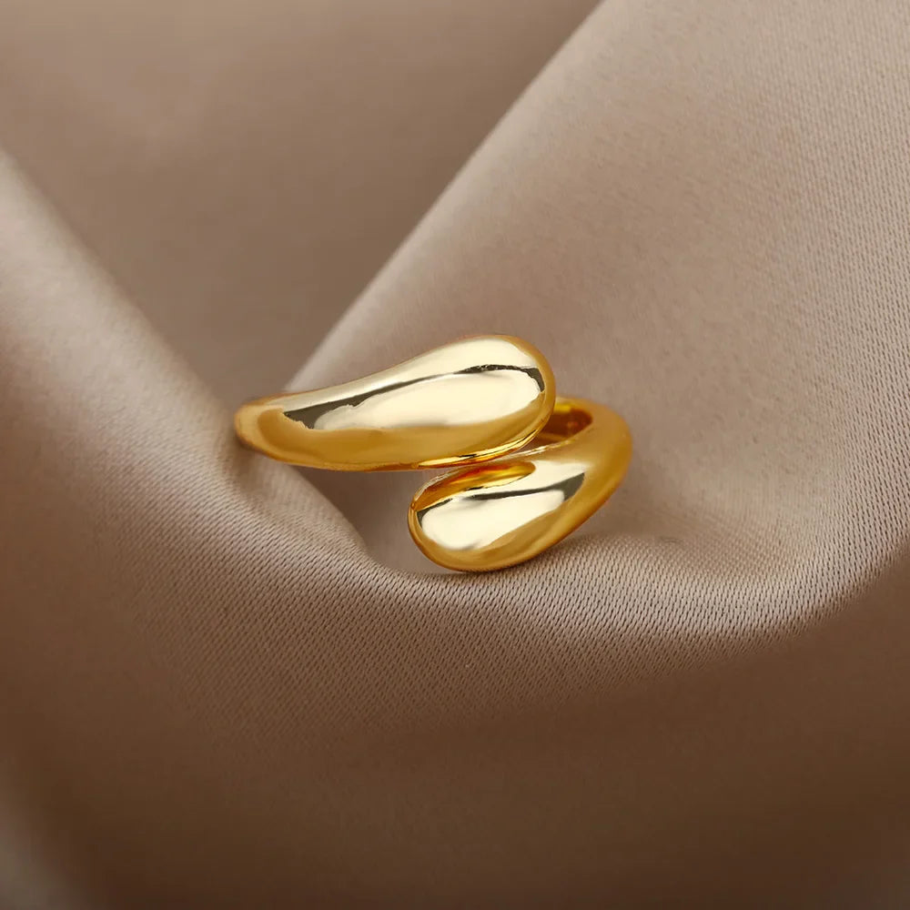 Goldener Statement-Ring – Organisches Design mit modernem Touch