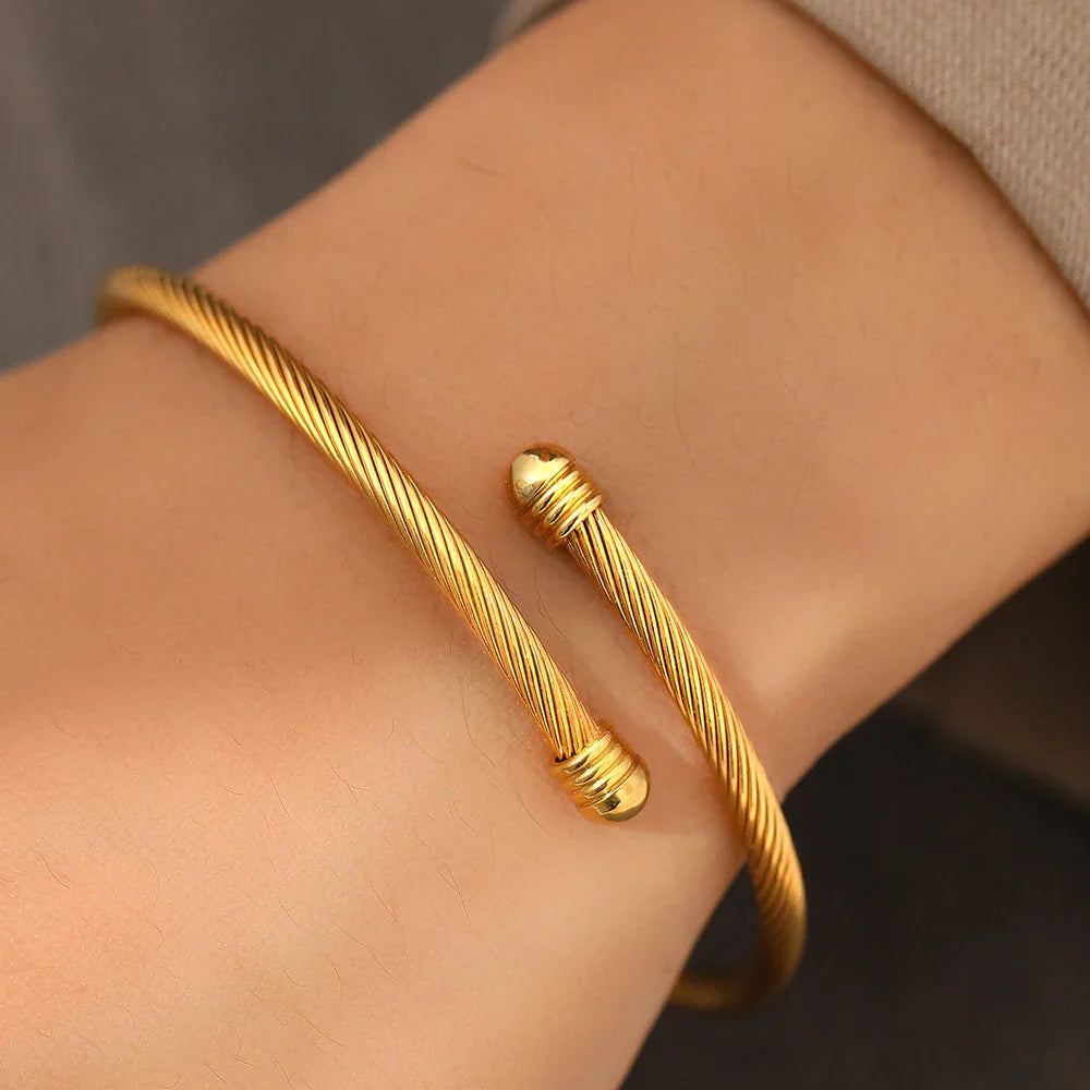 Elegantes gedrehtes Armreif-Armband in Gold