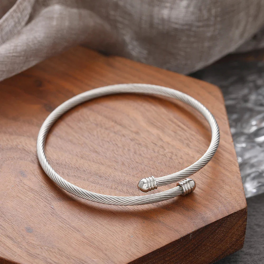 Elegantes gedrehtes Armreif-Armband in Gold