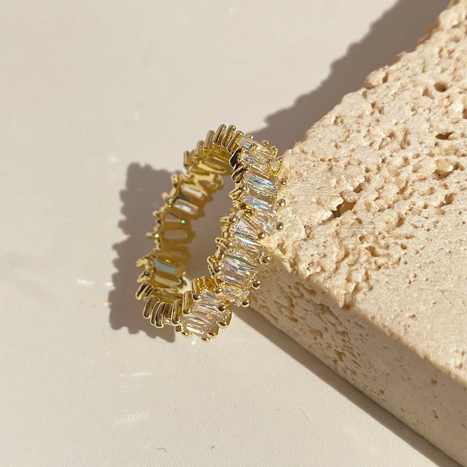 Luxuriöser Eternity-Ring mit Kristallbesatz