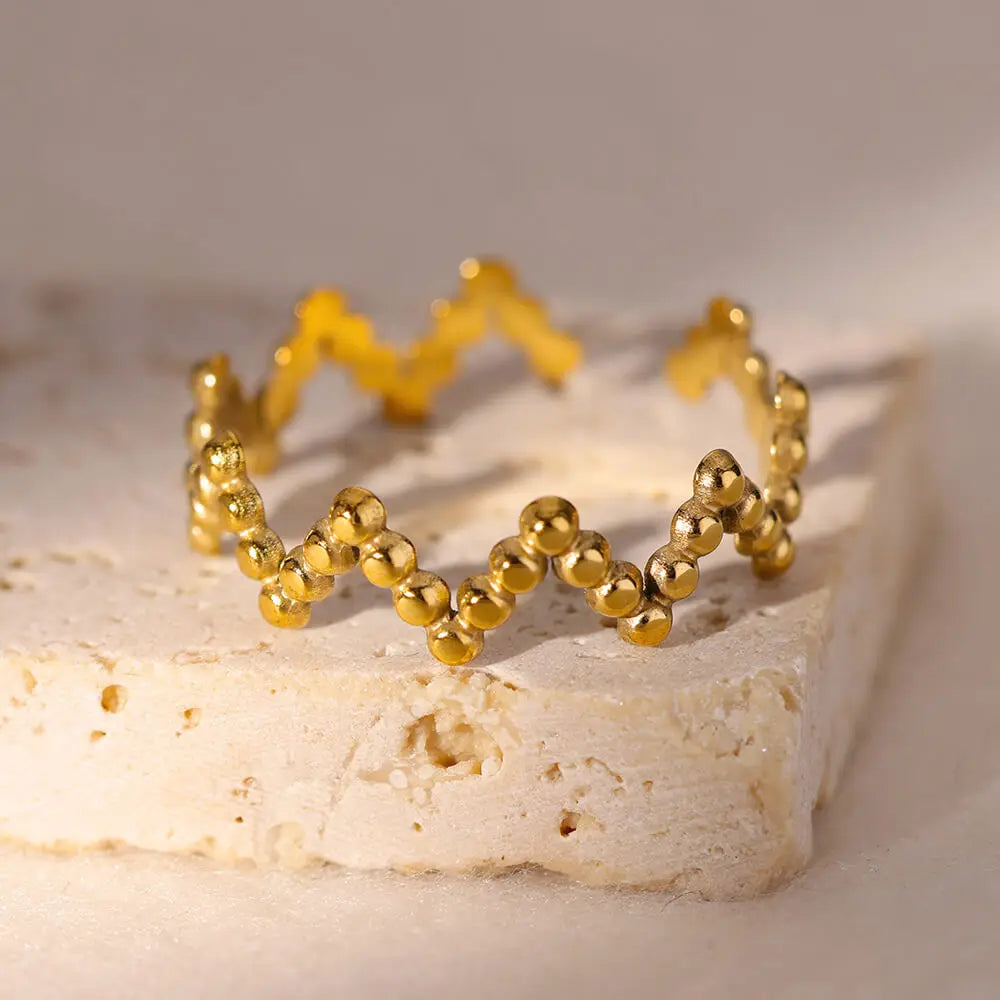 Goldener Statement-Ring – Organisches Design mit modernem Touch