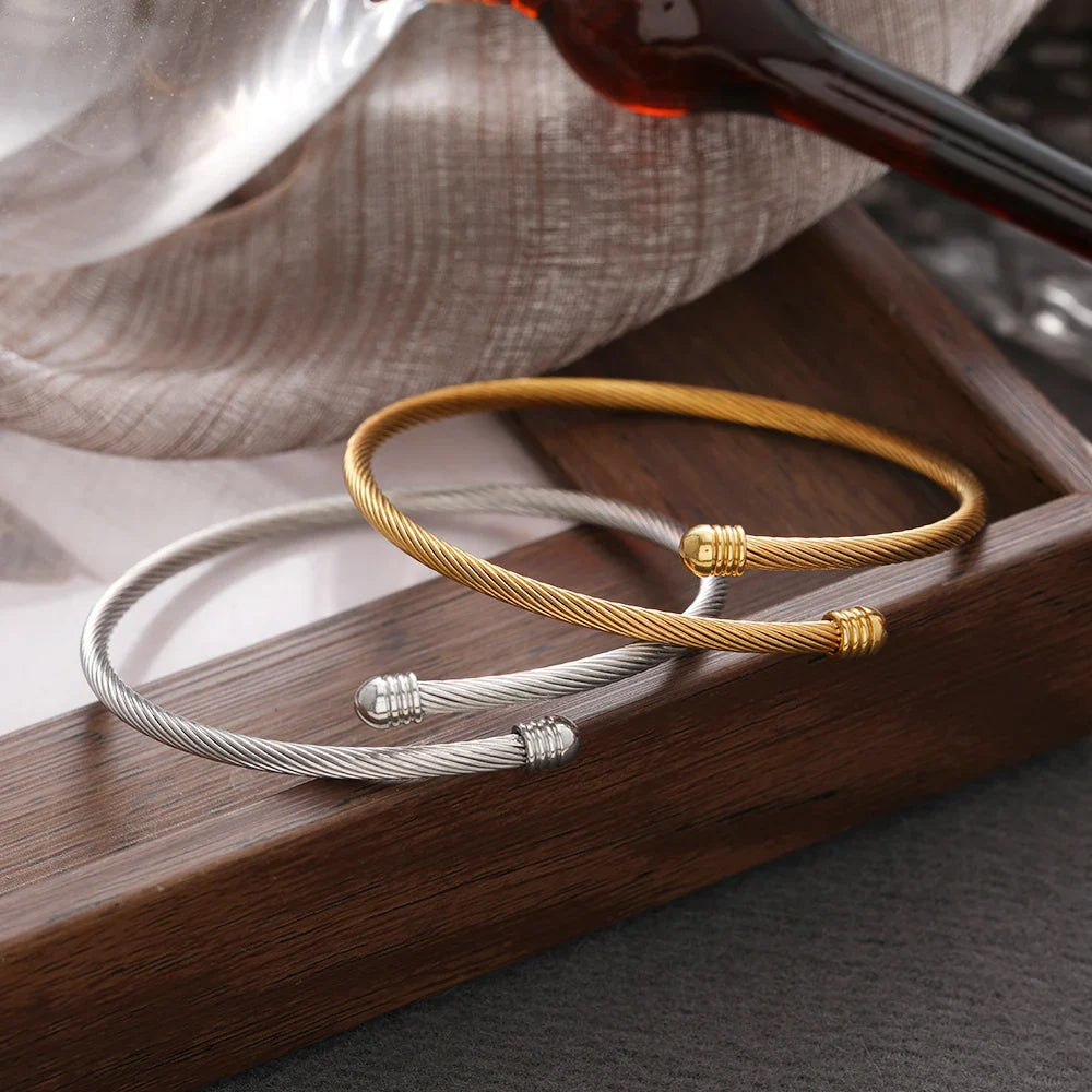 Elegantes gedrehtes Armreif-Armband in Gold