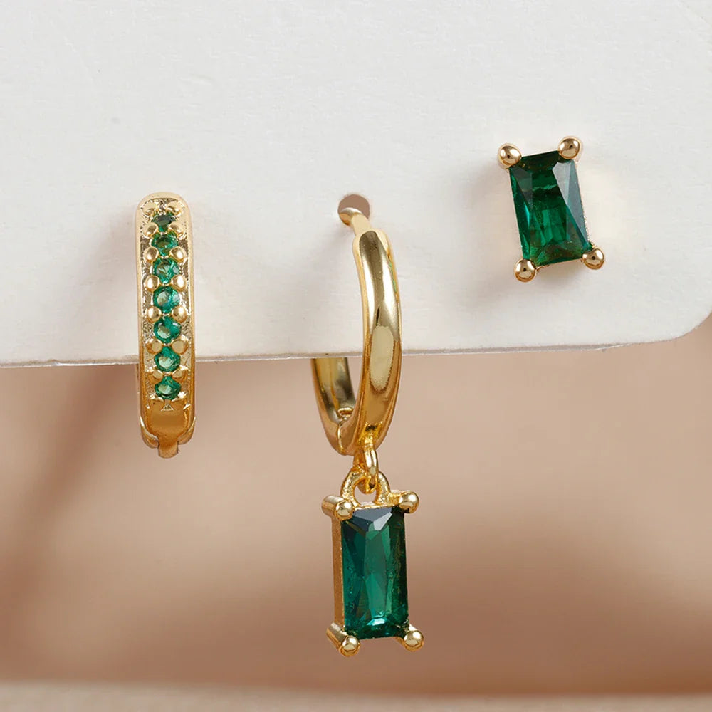 Goldene Eleganz – Ohrring-Set mit funkelndem Anhänger