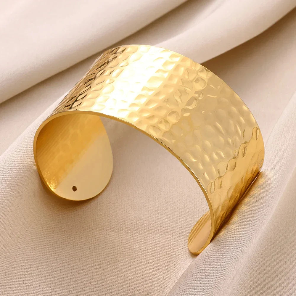 Elegantes Breitband-Armband in glänzendem Gold