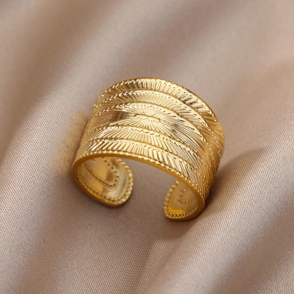 Goldener Statement-Ring – Organisches Design mit modernem Touch