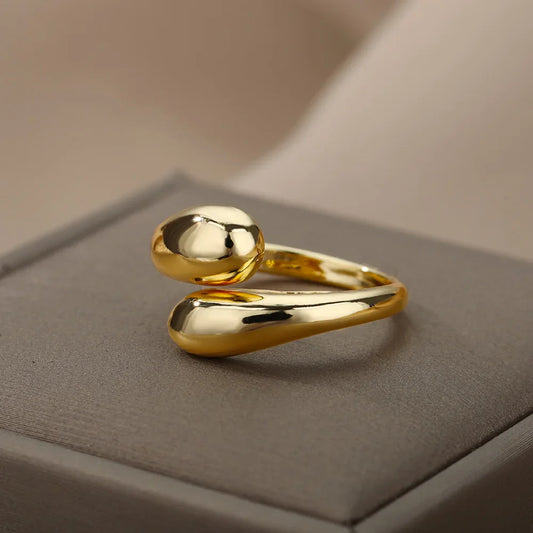 Goldener Statement-Ring – Organisches Design mit modernem Touch