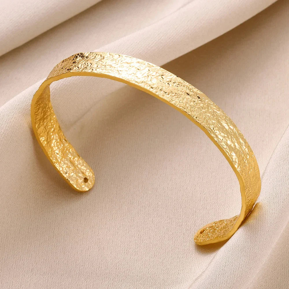 Elegantes Breitband-Armband in glänzendem Gold