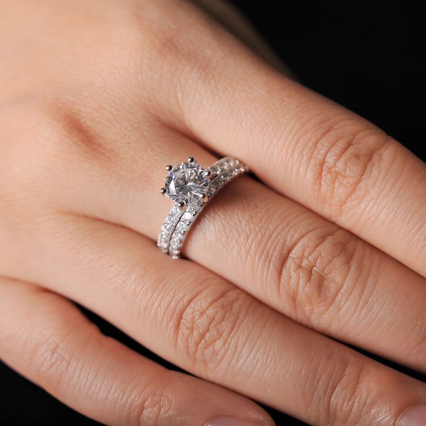 Eleganter Solitär-Ring mit funkelndem Zirkonia