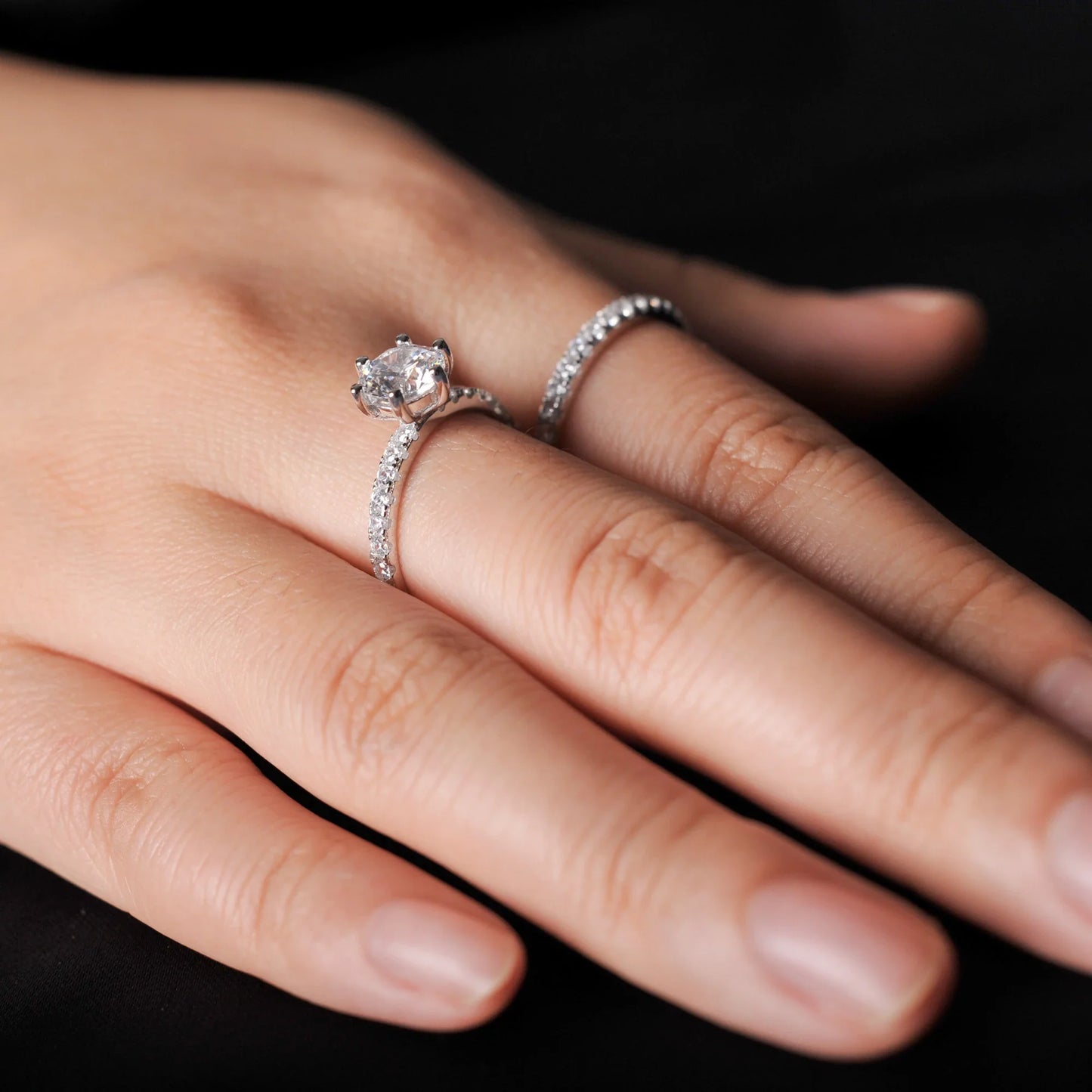 Eleganter Solitär-Ring mit funkelndem Zirkonia