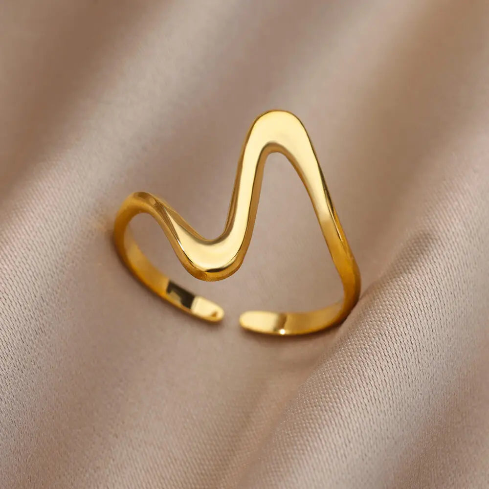 Goldener Statement-Ring – Organisches Design mit modernem Touch