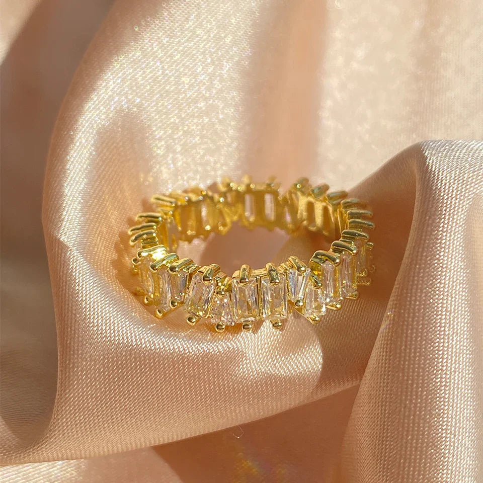 Luxuriöser Eternity-Ring mit Kristallbesatz