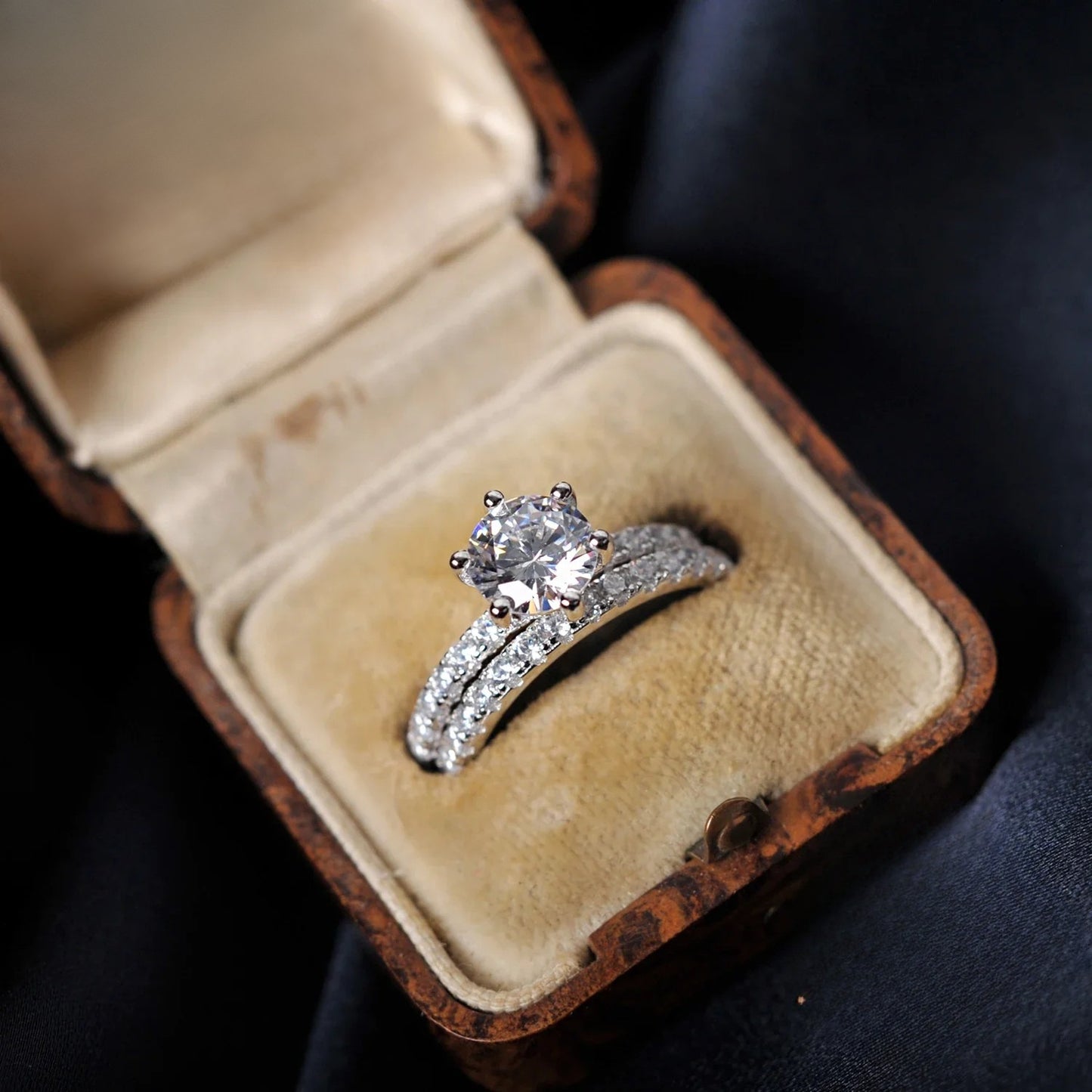 Eleganter Solitär-Ring mit funkelndem Zirkonia